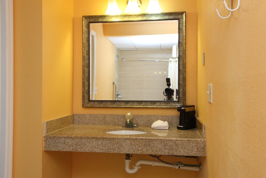 Blue Sky Inn Glens Falls-Saratoga-Lake George Номер фото