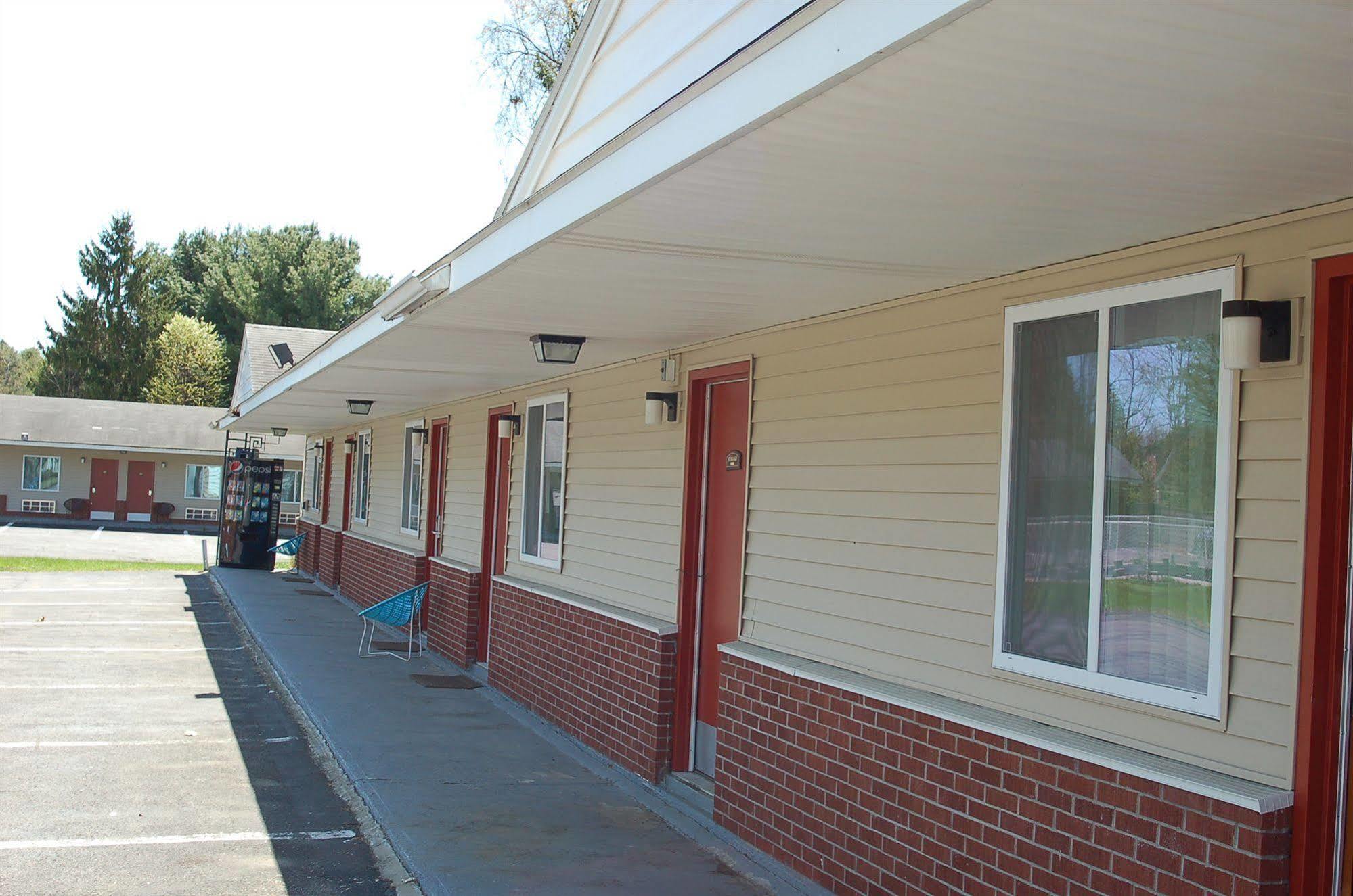 Blue Sky Inn Glens Falls-Saratoga-Lake George Экстерьер фото