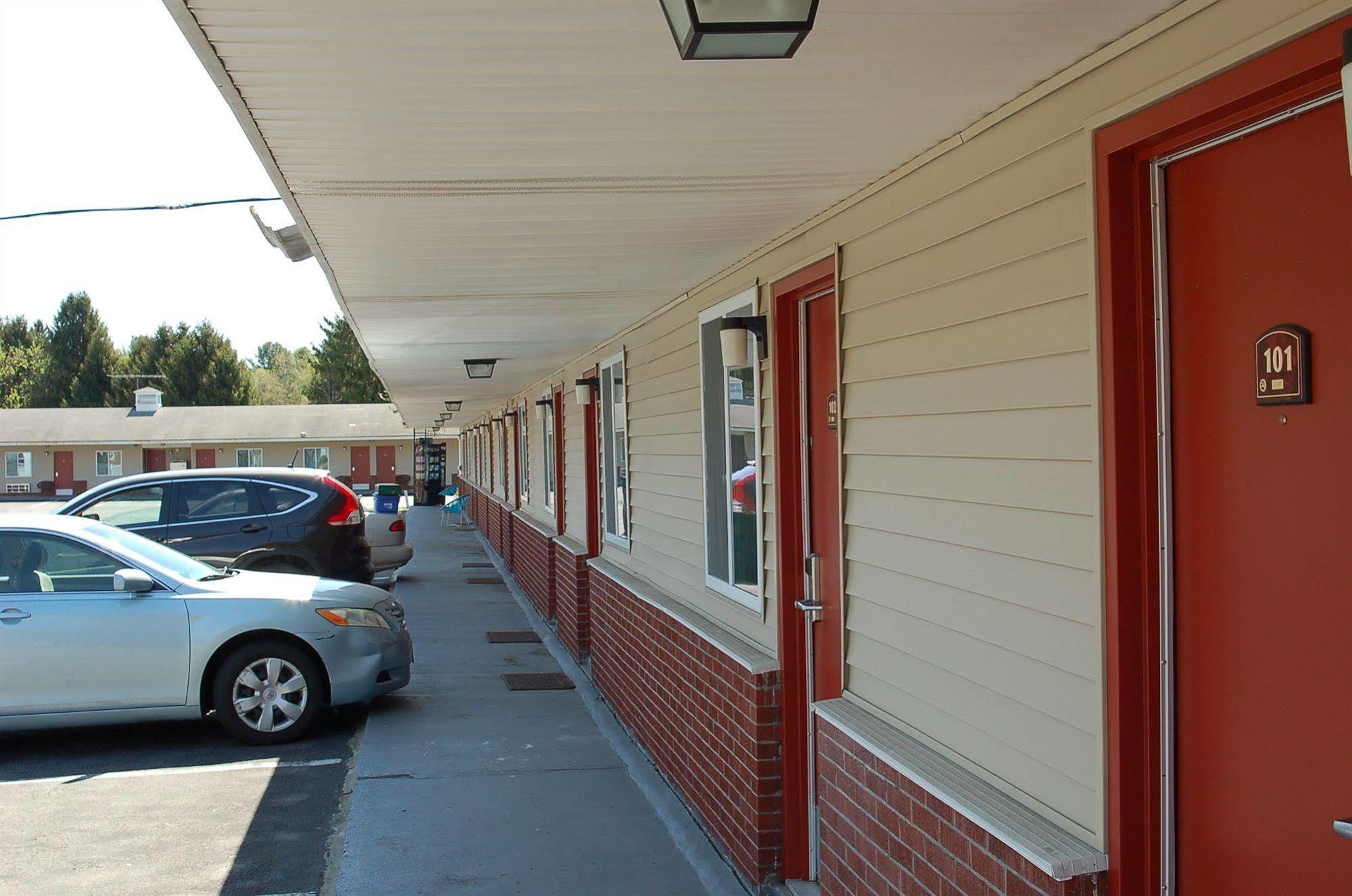 Blue Sky Inn Glens Falls-Saratoga-Lake George Экстерьер фото