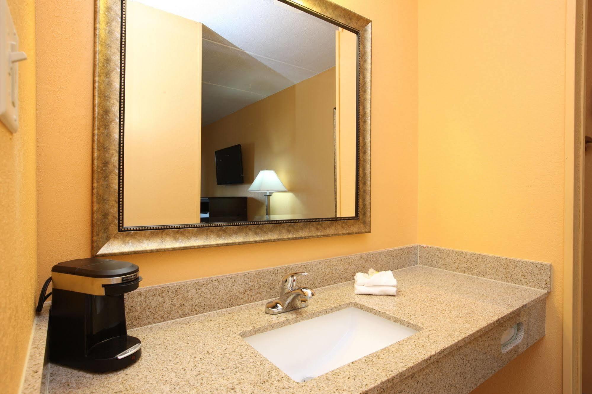 Blue Sky Inn Glens Falls-Saratoga-Lake George Экстерьер фото