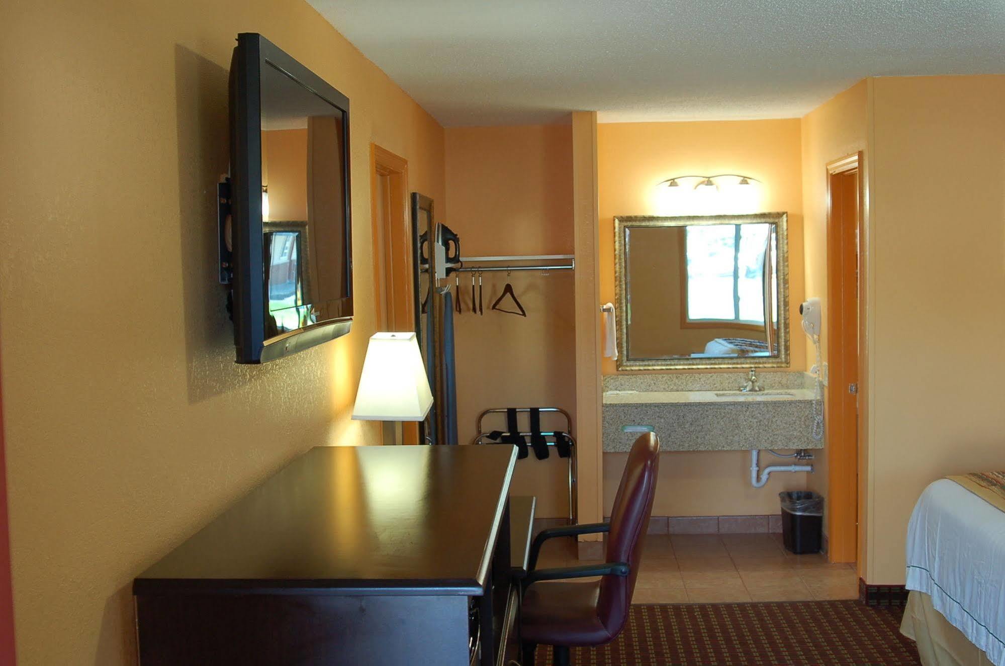 Blue Sky Inn Glens Falls-Saratoga-Lake George Экстерьер фото